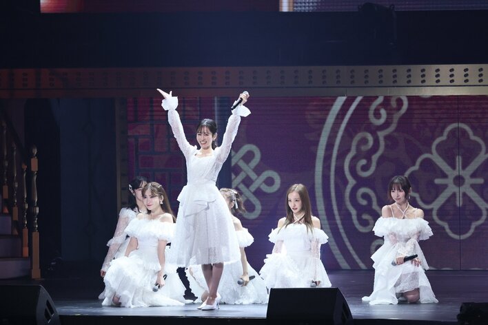 前田敦子センター『フライングゲット』に大歓声!純白衣装から紺色衣装に早替えで柏木由紀・指原莉乃らと夢の競演 AKB48 20周年記念コンサート最終日