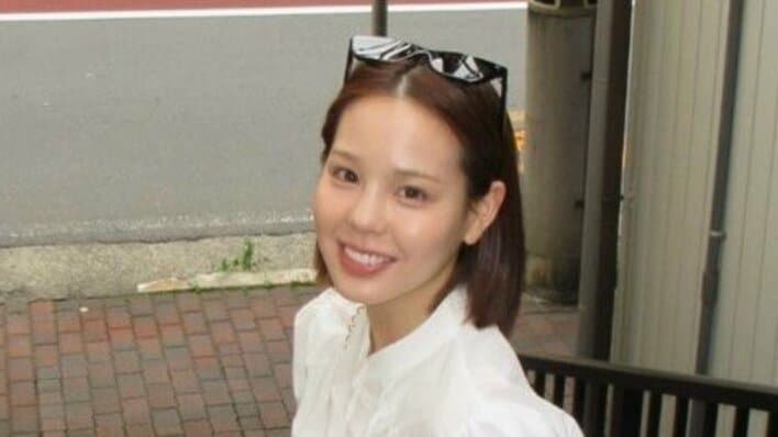 【画像10枚】NiziU・MAKO 熱海の波打ち際で爽やかコーデ披露！プリンを堪能するご機嫌ショットを見る