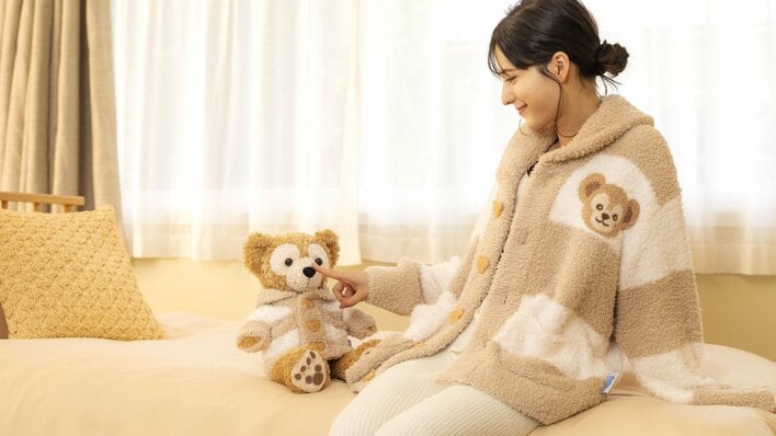【ダッフィー×ジェラピケ】ふわふわなルームウェアが登場！ぬいぐるみとおそろコーデできるアイテムやかわいさ満点のポーチも