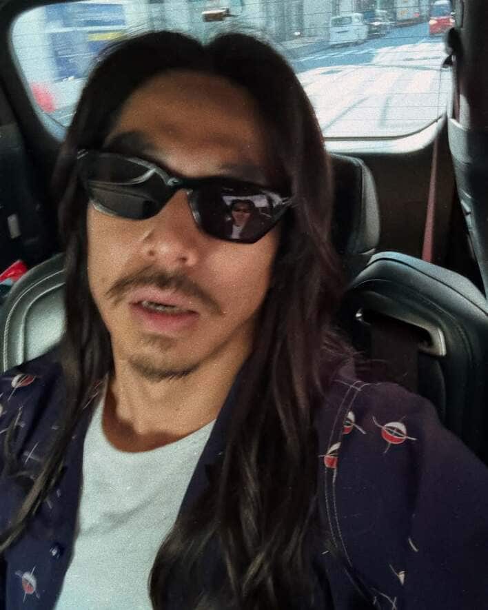 別人じゃん」EXILE AKIRA 雰囲気ガラリなロン毛×ヒゲの“ワイルド姿