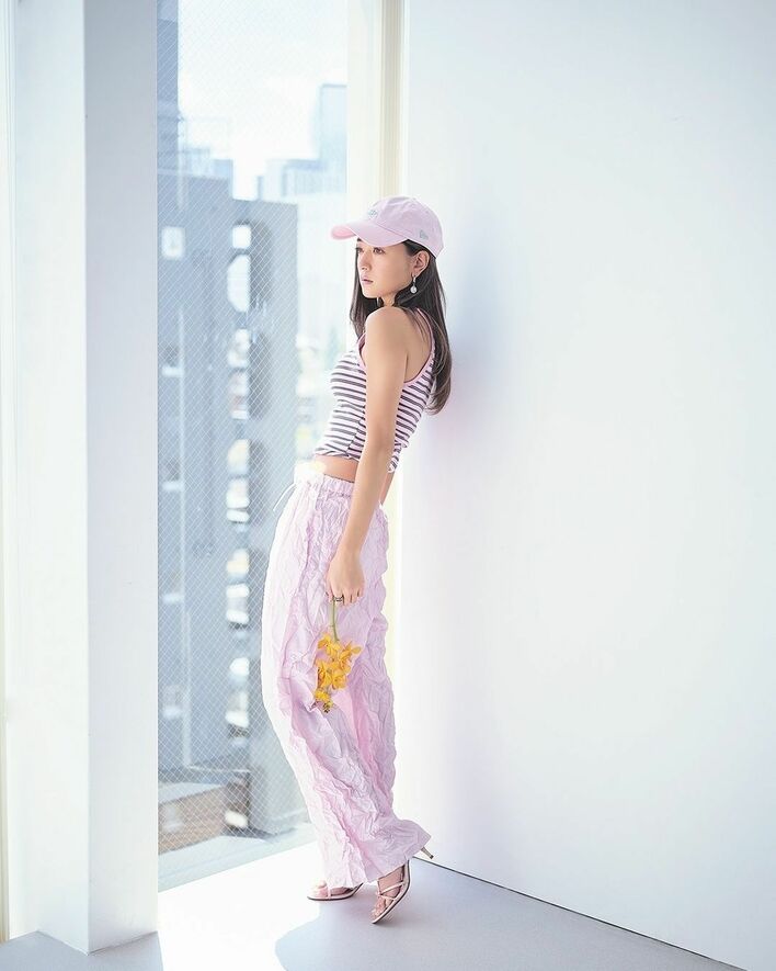 ビジュ強！」みちょぱ 淡い色のキャミワンピで背中見せ いつもと違った