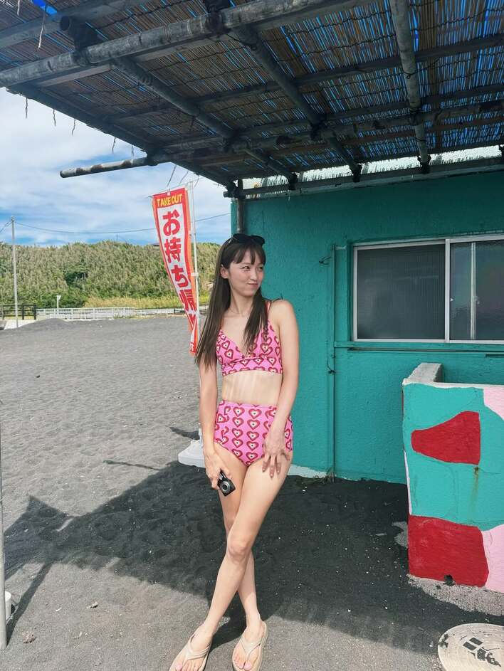 腹筋健在ですごい」Dream Ami ビキニ姿で美スタイルを披露！海の家で