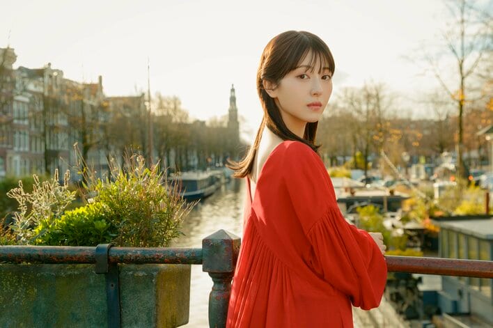 先行カット解禁】浜辺美波 背中ざっくりワンピース姿公開！最新写真集