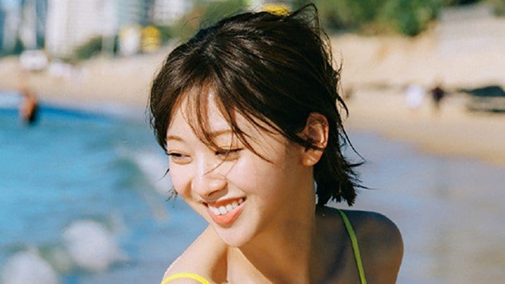 日向坂46・富田鈴花 サーフテイストな水着カット解禁！ 太陽に照らされ