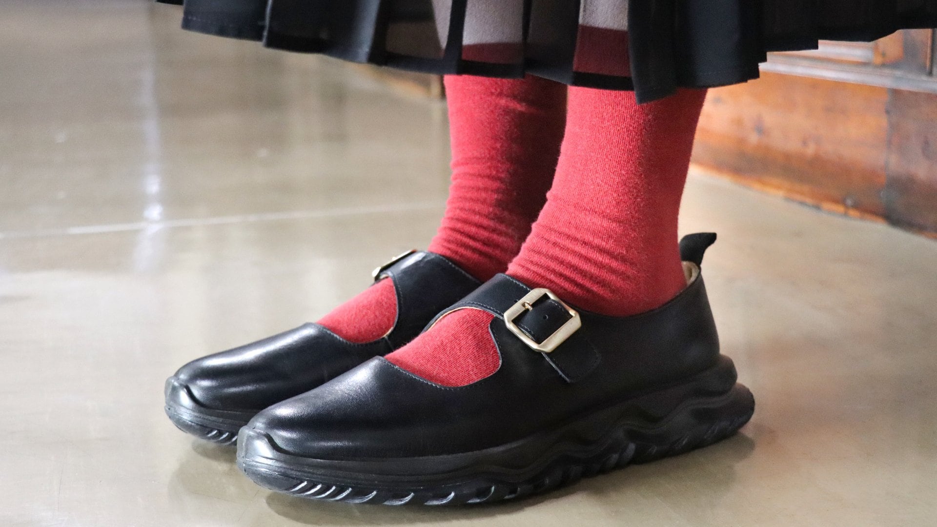 スポーツシューズ開発のノウハウと革靴の製造技術によって誕生した