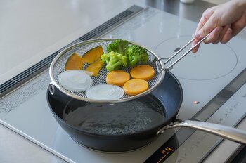 【新サイズ登場！】麺の湯切りや蒸し料理に便利な「すっきり暮らす盆ざる」から、小分け調理に便利な16cmサイズが新発売！
