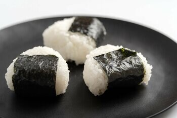 メニューは“至福の塩むすび”ただ一つ。創業73年の米穀店3代目が挑む「KUSUMUSUBI」、大分県玖珠町に6月27日オープン