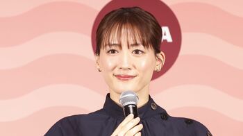 綾瀬はるか “こだわりの逸品”を語る「もう7年くらいは履いている」