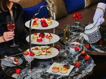 【セント レジス ホテル 大阪】新エグゼクティブ ペストリーシェフの感性が描く、甘美な苺のアート「セントレジス・ストロベリーアフタヌーンティー」