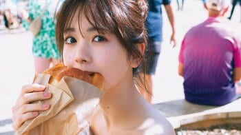 ドレッシーな黒のミニ丈ワンピース姿を披露！乃木坂46・筒井あやめ スペイン最後の夜の自然体ショット 1st写真集『感情の隙間』