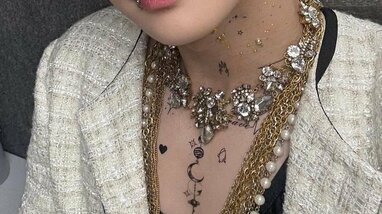 吉野北人 タトゥーシールの上裸姿を披露！キラキラと輝く“王子様