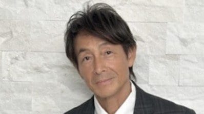 1児の父・吉田栄作(57) 家族でお花見を満喫！優しい笑顔で愛犬を抱きしめ満開の桜を見つめる姿に反響「素敵なお写真ですね♡」「幸せそう」