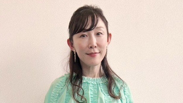 3児の母・小原正子 7歳長女の「オーシャンブルー」ヘアにイメチェンした姿公開！“まるで沖縄の海”な髪とカラフルコーデを合わせたショットに「素敵！」