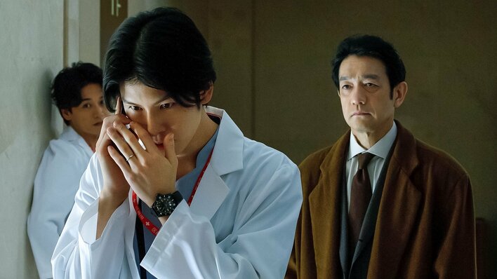 都築亮（長谷川慎）の前に再び…本編最終話のその後を描く物語『顔のない患者-救うか、裁くか-FODオリジナルストーリー』独占配信