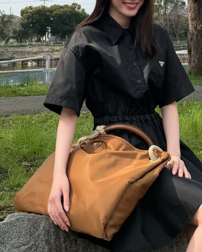 【写真7枚】「全てが癒やし」永野芽郁がミニ丈黒シャツワンピ姿でほっこりポーズをするショットを見る