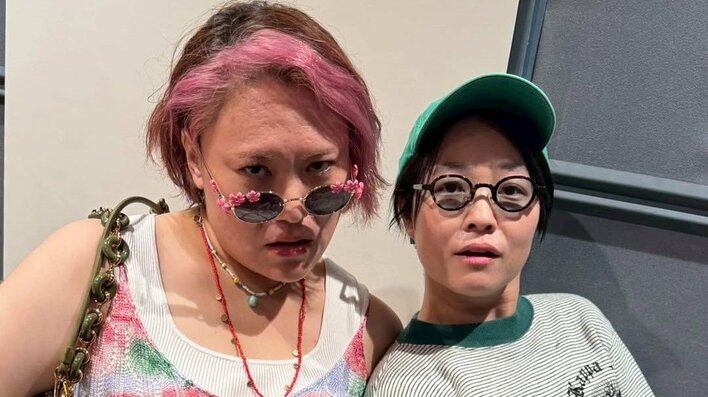 イモトアヤコ 元相方・バービーとの2Sにファン歓喜！個性あふれるコーデでポーズを決める姿に「2人ともかっこいいママ」