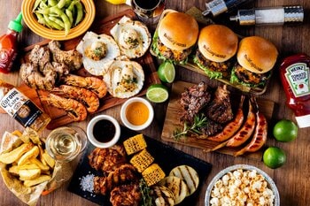 「ザ・ワーフハウス 山下公園」で3月1日（日）より「BBQテラス」が期間限定オープン！自分でつくる肉厚ハンバーガーやタコスなど、個性豊かな3つのコースが登場！