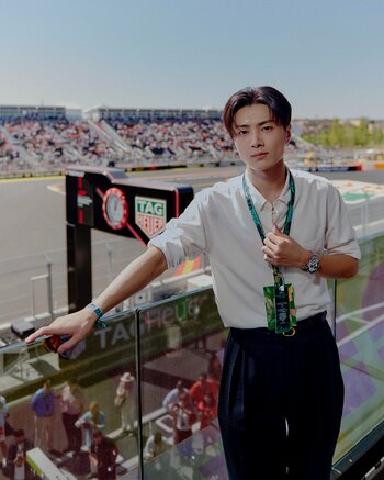 ENHYPENのJAY、タグ・ホイヤーと共に「F1 スペイングランプリ」の熱狂を体感