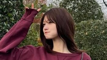 「彼女感」満載！生見愛瑠のミニ丈ニットワンピで頬を赤く染めた大人っぽい姿に「めるるというより生見さん」の声