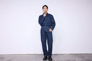 BTS・ジョングク デニムのセットアップを着こなし登場 BTS・ジョングク デニムのセットアップを着こなし登場