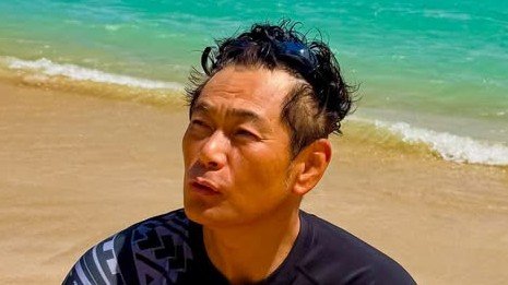ココリコ遠藤 妻とハワイで肩寄せ合ったラブラブ2ショット公開！息子2人が広大な海を眺める様子や10年ぶりに訪れ夫婦密着した姿に反響