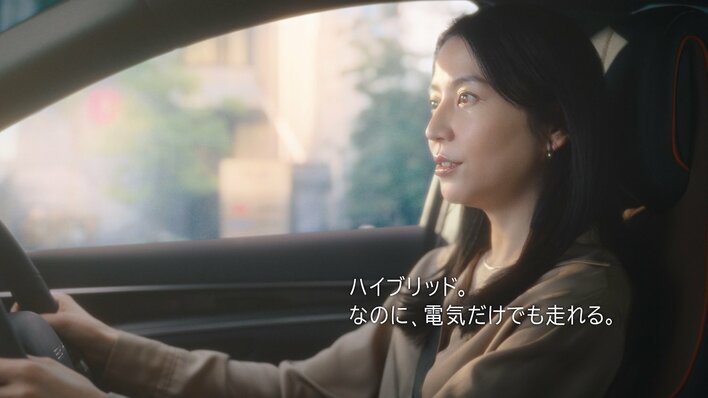 【写真】クールなドライブ姿、エレガントな白ワンピース姿を見せる、長澤まさみの写真を見る