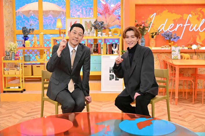 【写真】カラフルなスタジオで語り合う東野幸治＆渡辺翔太の写真を見る
