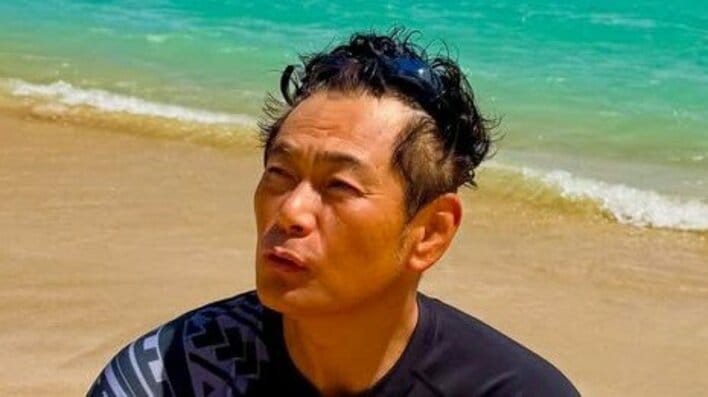 【画像4枚】ココリコ遠藤 妻とハワイで肩寄せ合ったラブラブ2ショットや息子2人が広大な海を眺める様子を見る