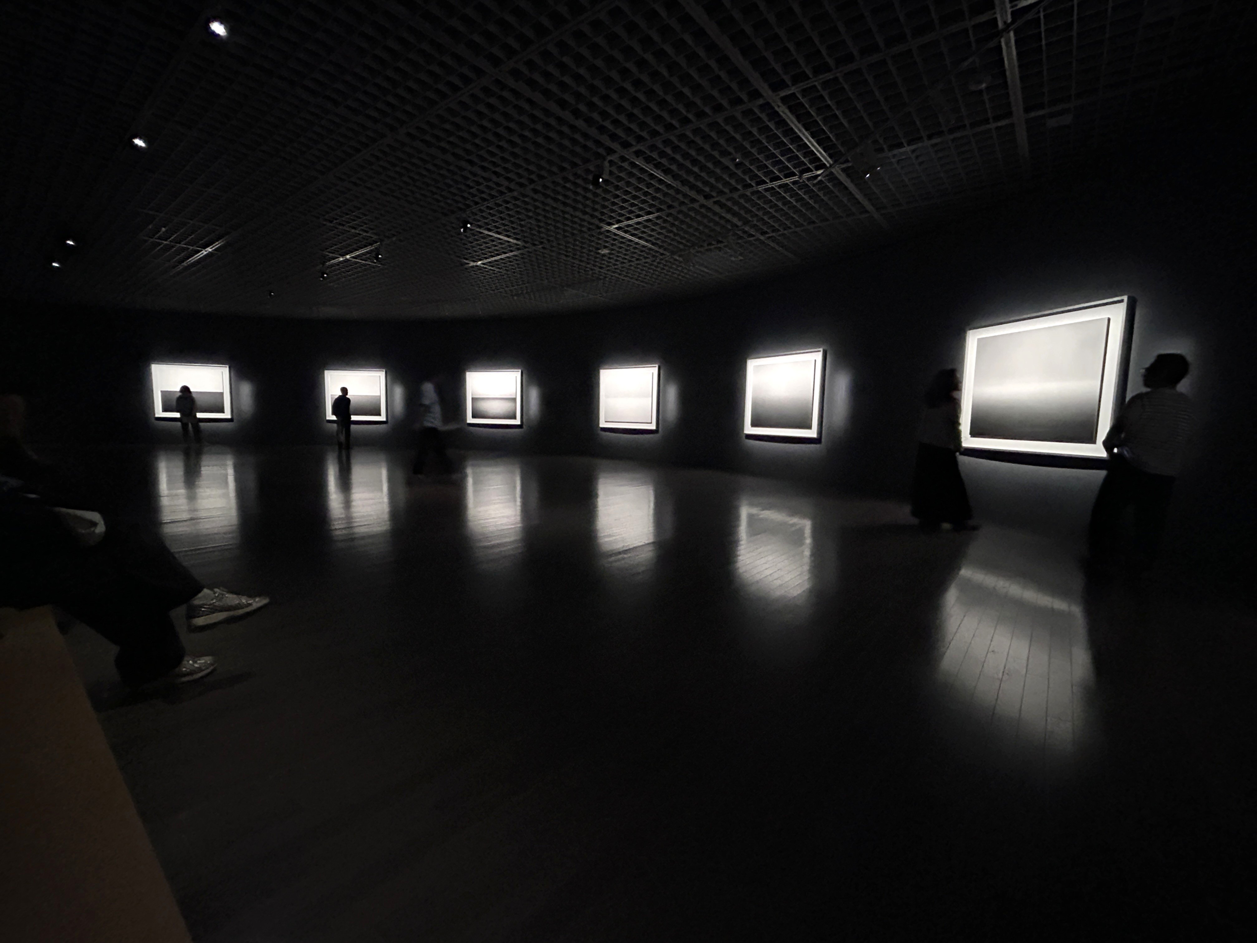 狂歌を添えた銀塩写真から8万円超のグッズまで！世界的現代美術作家が