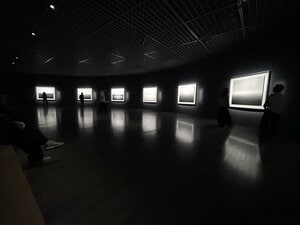 世界的現代美術作家が“写真の絶滅”にあらがう『杉本博司　絶滅写真』に行ってみた！狂歌を添えた銀塩写真から8万円超のグッズまで見どころを徹底解説