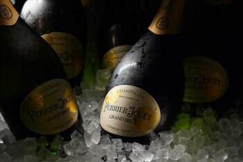 煌めくフェスティブシーズンを彩る 「ペリエ ジュエ グラン ブリュット」TOKYO NODE DININGにて、フリーフローとクリスマスディナーの乾杯を