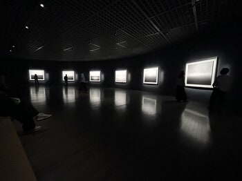 狂歌を添えた銀塩写真から8万円超のグッズまで！世界的現代美術作家が“写真の絶滅”にあらがう『杉本博司　絶滅写真』を徹底ガイド