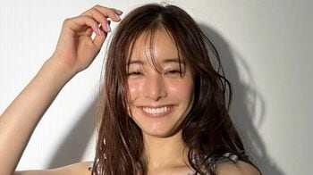 【画像25枚】新木優子 “ミニ丈美脚”や“超どアップ”でウインク披露！ファン悶絶オフショット連発に「かわいすぎて目がちぎれます！」