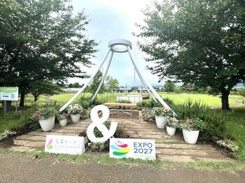 富士山を背に“太陽の力”でウサギが動き出す。次世代「ペロブスカイト太陽電池」を活用したイースター展示を3/14より開催