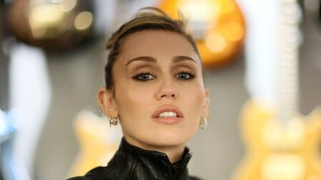 「復活嬉しすぎ」マイリー・サイラス 20年前の姿に逆戻り！？存在感を放った『ハンナ・モンタナ』Tシャツ＆シルバードレス姿に「まさに私の青春」