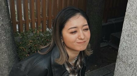 みちょぱ 美脚際立つ超ミニ丈スカートのコーデ披露！「足ならいけるか〜て思ったけど」カジュアルな雰囲気あふれる街中のショットに「カッコいい」