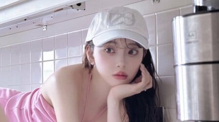 堀未央奈 美脚&美デコルテ際立つミニ丈ドレスでの寝転び姿を披露！素肌大胆見せの透明感あふれるオフショットに釘付け