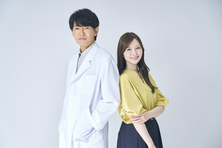 【写真】すでに抜群の“バディ感”!?無邪気な表情の藤木直人&白石麻衣の撮りおろしカットを見る