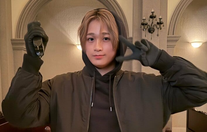 【写真】笑顔でスタンガン！？DXTEEN 田中笑太郎のオフショットを見る