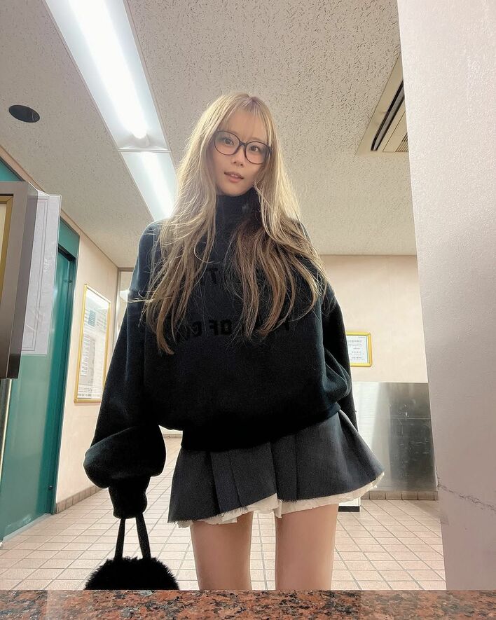 破壊力やばすぎ！」重盛さと美 超ミニ丈コーデショットを連発！14枚の