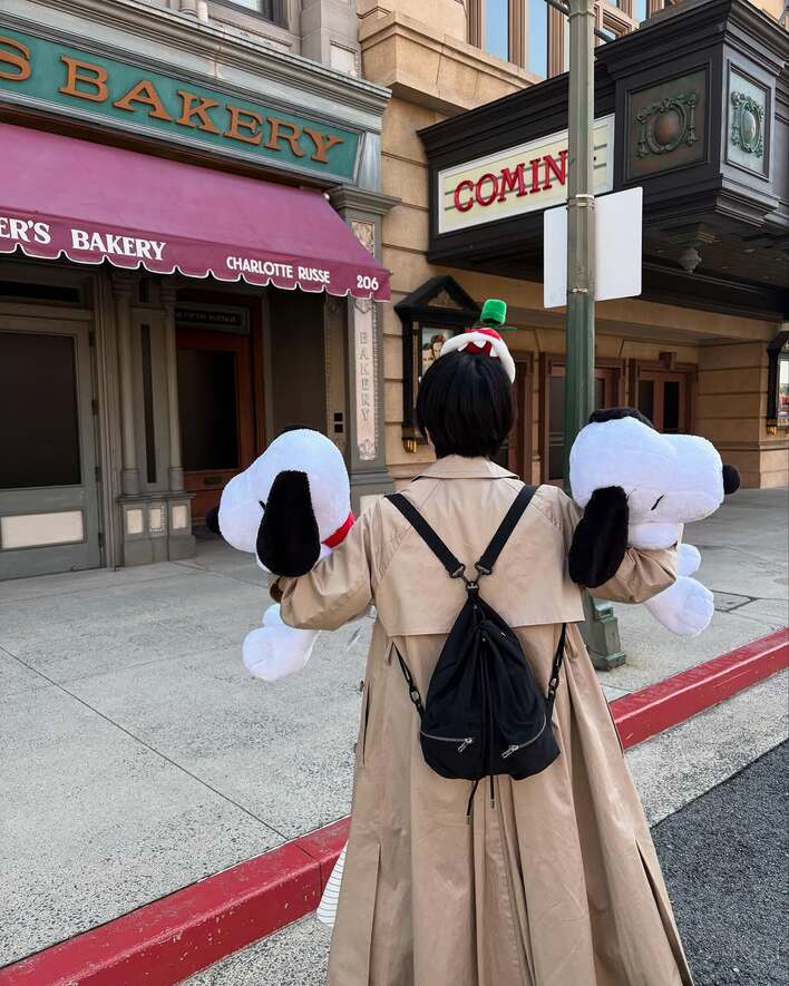 スヌーピーに埋もれていて可愛い！」志田未来 大きなぬいぐるみに挟ま