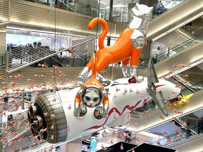 猫400匹が宙を舞う！ヤノベケンジの巨大アートが銀座で大爆発！佐久間