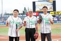 『プロ野球ニュース』放送50周年を記念し、番組解説者の大矢明彦、野村弘樹、真中満が神宮球場でのファーストピッチセレモニーに登場！