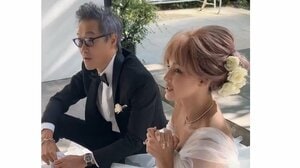 梅宮アンナ “幻の披露宴”開催日に撮影した純白のウェディングドレス姿を公開！夫と仲良く撮影する様子やシックなドレス姿に「輝いていて綺麗」「キラキラしてる」