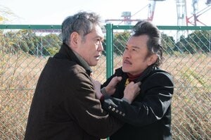 杉本哲太が吉田鋼太郎と胸倉をつかみ合ってバチバチ！？笑って泣ける第6話の場面写真が解禁に『ヤンドク！』