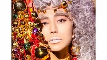 氷川きよし 衝撃の“深山天女”姿を披露！銀髪カール×豪華な鈴の奇抜で神秘的なビジュアルに反響「美しすぎる」「とっても素敵♡」