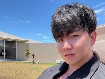 「31きんにく」横川尚隆 誕生日に隠しきれないムキムキ肉体写真を公開！愛犬がより小さく見える“錯覚ショット”に反響