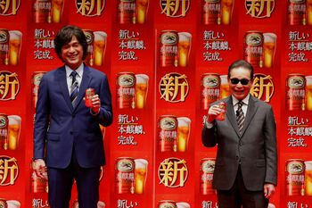 タモリ＆江口洋介が三度注ぎで“こんもりモコモコ”の泡を絶賛！