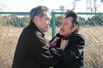 杉本哲太が吉田鋼太郎と胸倉をつかみ合ってバチバチ！？笑って泣ける第6話の場面写真が解禁に『ヤンドク！』