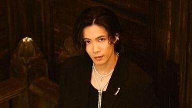 パール貴公子降臨」Number_i 神宮寺勇太 気品溢れる黒スーツ姿で